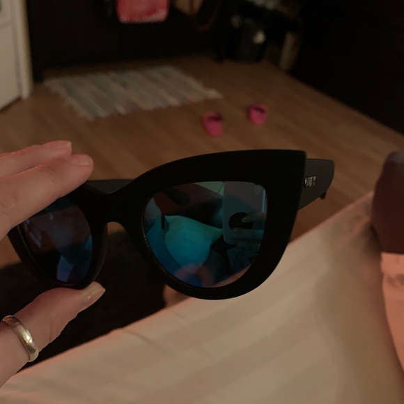 SOLD Quay Australia Sunglasses Kitti - Picture 3 of 5